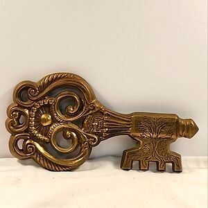 Antique Gold Cast Metal Brass Wall Hanging Skeleton Key Rustic Decor Lion Scroll